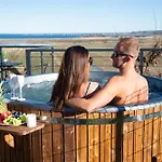 Tatil Evi Skyview Deluxe And Private Jacuzzi , Oslonino