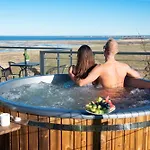 Skyview Deluxe And Private Jacuzzi , * Oslonino
