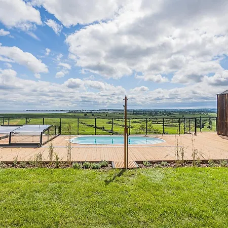 Skyview Deluxe And Private Jacuzzi , * Oslonino