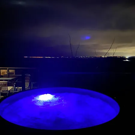 Skyview Deluxe And Private Jacuzzi , Ferienhaus