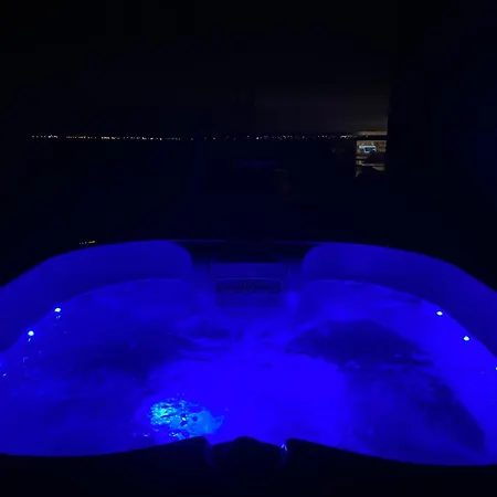 Skyview Deluxe And Private Jacuzzi , * Oslonino