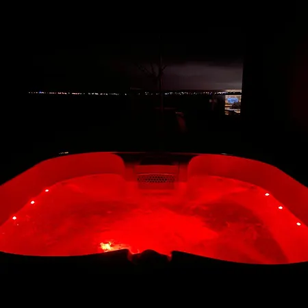 Ferienhaus Skyview Deluxe And Private Jacuzzi ,