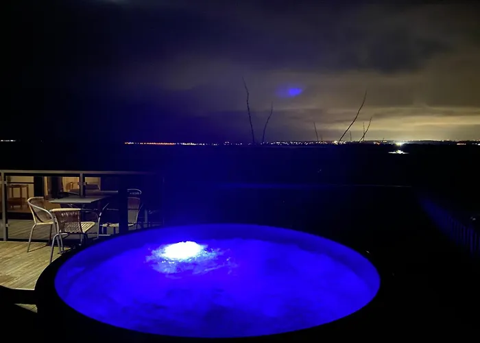 Skyview Deluxe And Private Jacuzzi , Ferienhaus